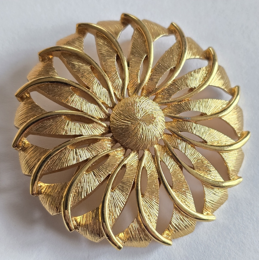 Vintage brooch by Monet daisy flower pin garden gold tone floral round